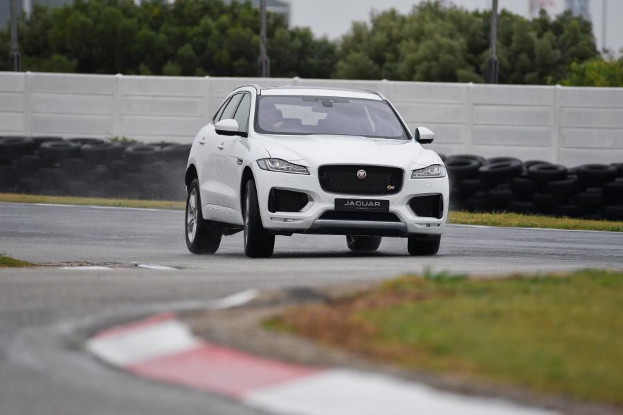  Jaguar F-Pace S 30d AWD 2016 года  (ZA) (фото 8 из 27)